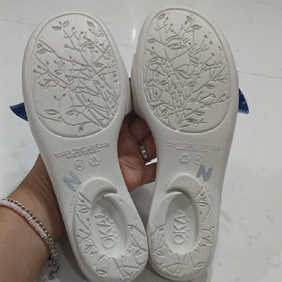 OKA b. White Sandals with Blue Bow Sz M/L might Fit 8-9 - Picture 4 of 8